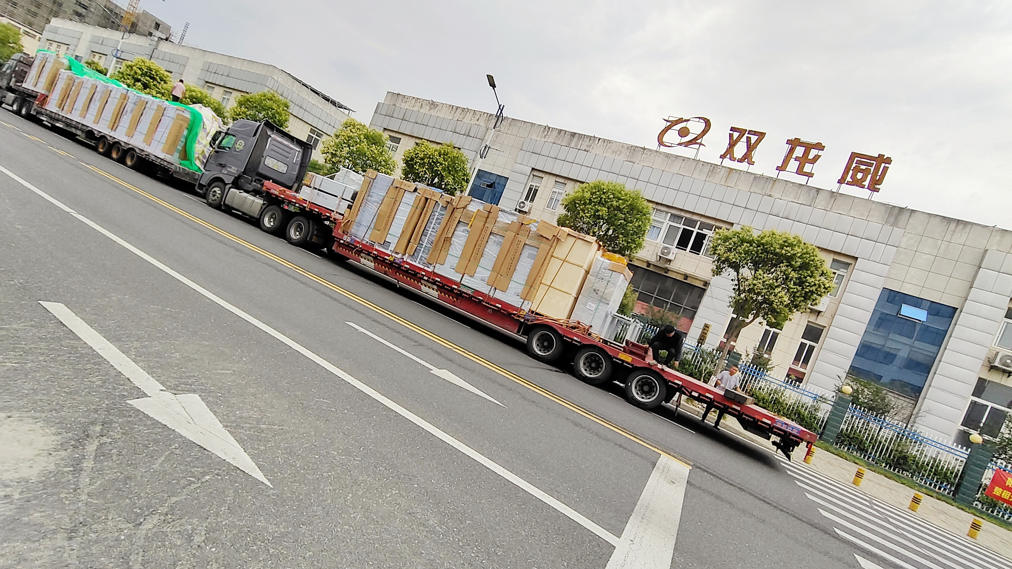 <strong>战酷暑 忙发货 全力以赴保交付</strong>
